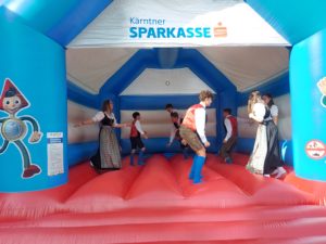 Unsere Jugend in der Hüpfburg
